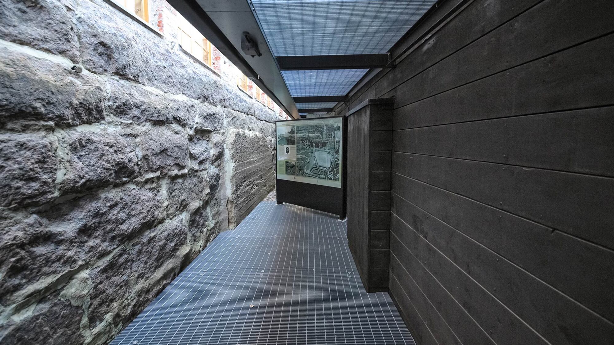 Infotaulu patokäytävällä